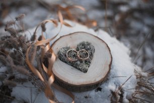 Подушечка для колец из деревянного спила