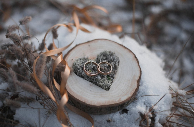 романтичная зимняя свадьба, оригинальная подставка для колец из дерева, фотограф ЧЕСНОКОВА ДАРЬЯ СЕРГЕЕВНА