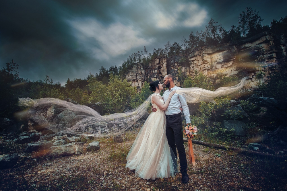 Свадебная фотосъёмка и видеосъёмка. 
Тел: +7-911-028-10-16 
Вконтакте https://vk.com/denisstenko 