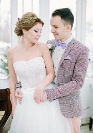 жених в светлых брюках и клетчатом пиджаке, фотограф ANNA ZABRODINA