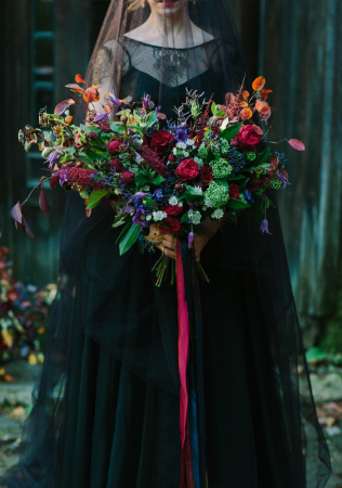 свадебный букет в темных тонах, фотограф ANNA ZABRODINA