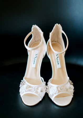 свадебные туфли с цветами, фотограф ANNA ZABRODINA
