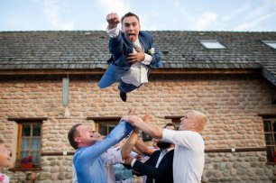 Друзья подбрасывают жениха)