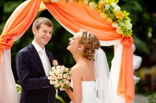 Счастливые молодожены