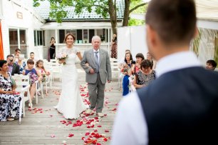 Выездная регистрация. Дедушка ведет невесту к жениху