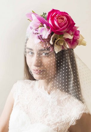 Ободок из крупных живых цветов