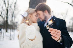 Фотосессия жениха и невесты с бенгальскими огнями