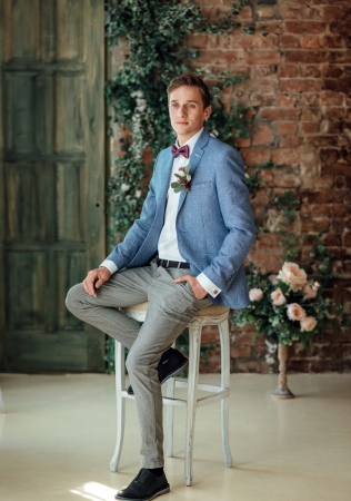 жених в пиджаке и брюках разного цвета, фотограф ВЕНЕРА АХМЕТОВА