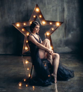  утро невесты в черных тонах, невеста в черном пеньюаре, фотограф CLOUDS INSIDE