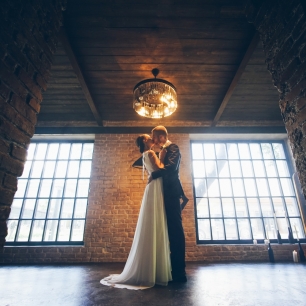 Трогательная встреча жениха и невесты