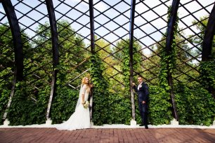 Счастливые молодожены на прогулке