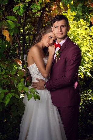 Жених и невеста в зеленом саду