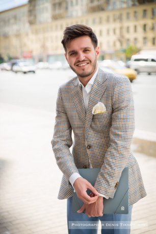 Серый клетчатый костюм жениха