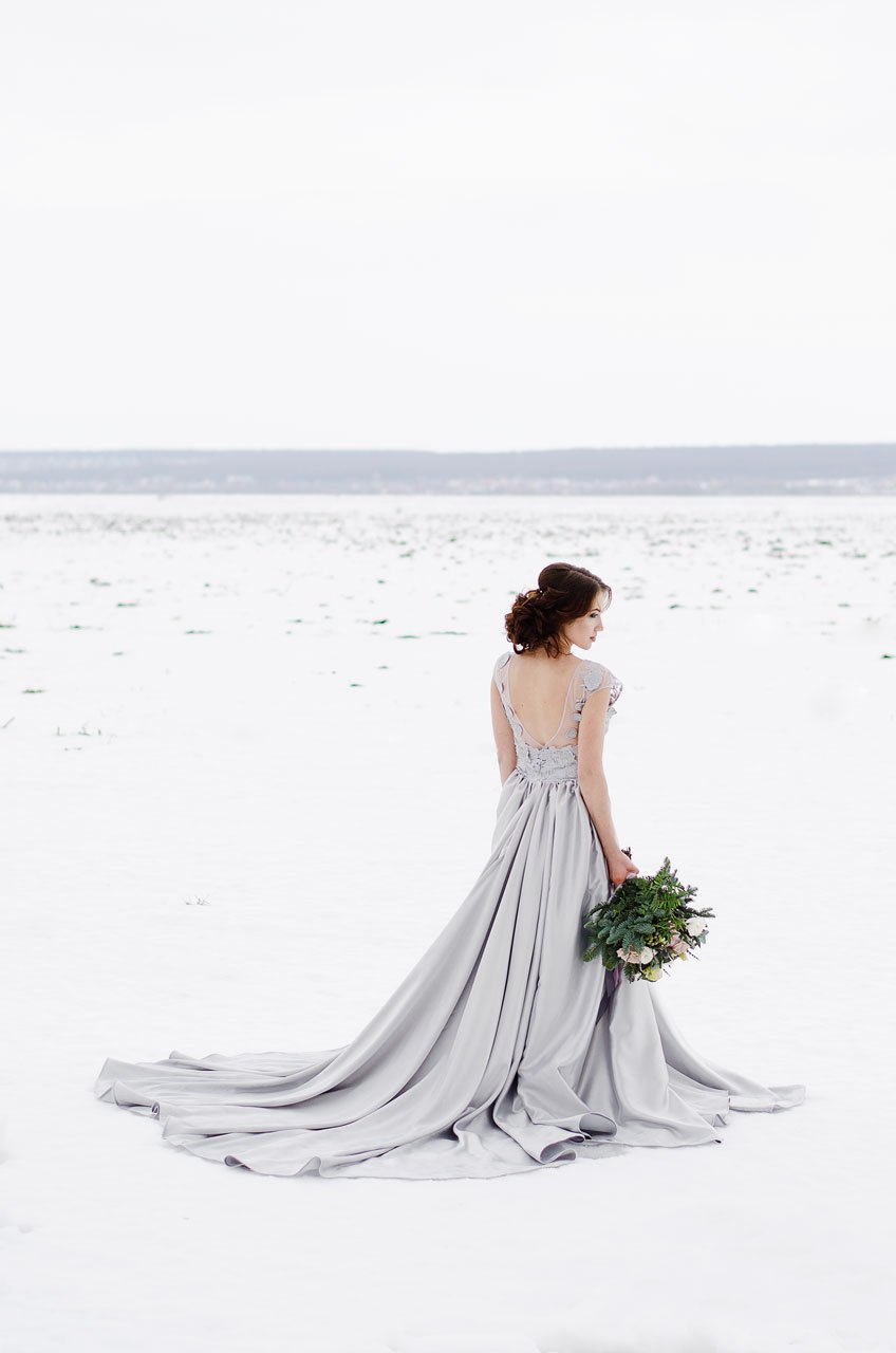 Роскошное серое свадебное платье невесты