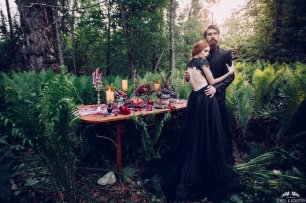 Свадебная съемка в стиле dark fashion в Байкальском лесу
