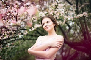 Свадебная фотосессия в яблочном саду