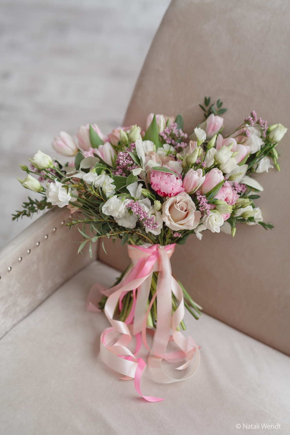 Весенний букет невесты в розовых тонах