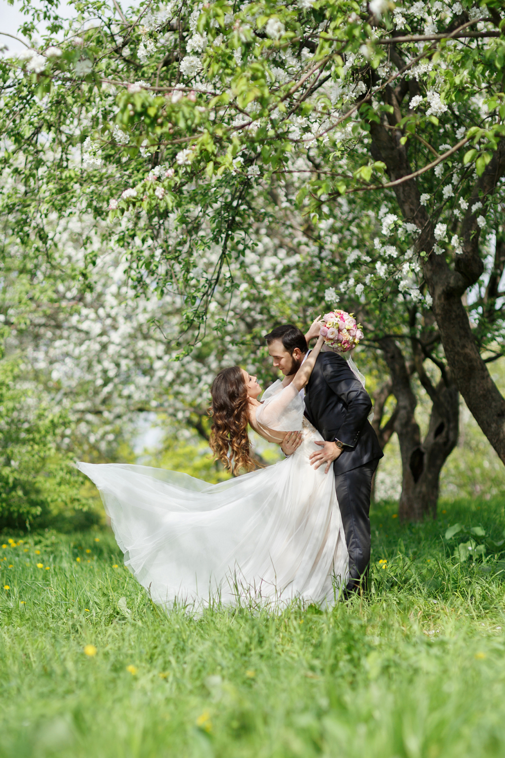 Свадьба в яблоневом саду