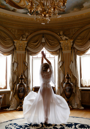 утро невесты во дворце, невеста в белом будуарном платье, фотограф НАТАЛЬЯ ВЕНДТ