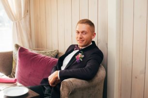 Жених в черном свадебном костюме