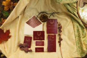 Приглашение в бордовом оттенке