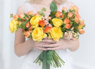 Яркий весенний свадебный букет