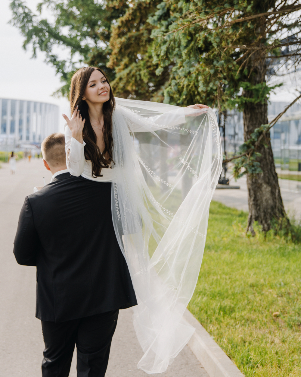 невеста на плече жениха