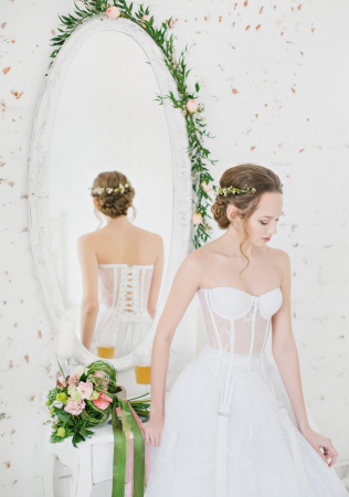 как выбрать нижнее белье на свадьбу, невеста в корсете, фотограф РОМАН ШУМИЛКИН