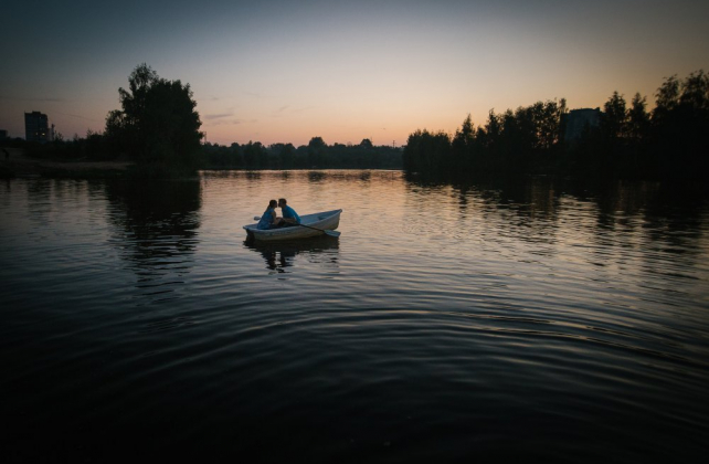 фотосессия love story с лодкой, фотограф РОМАН ШУМИЛКИН