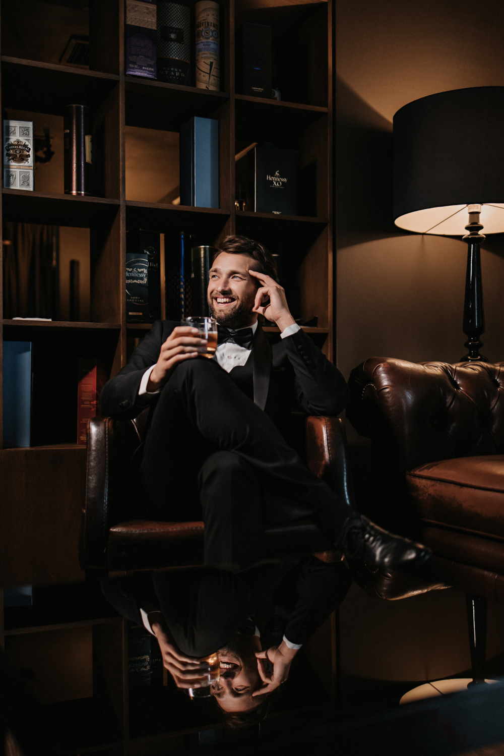 Жених в сигарной комнате