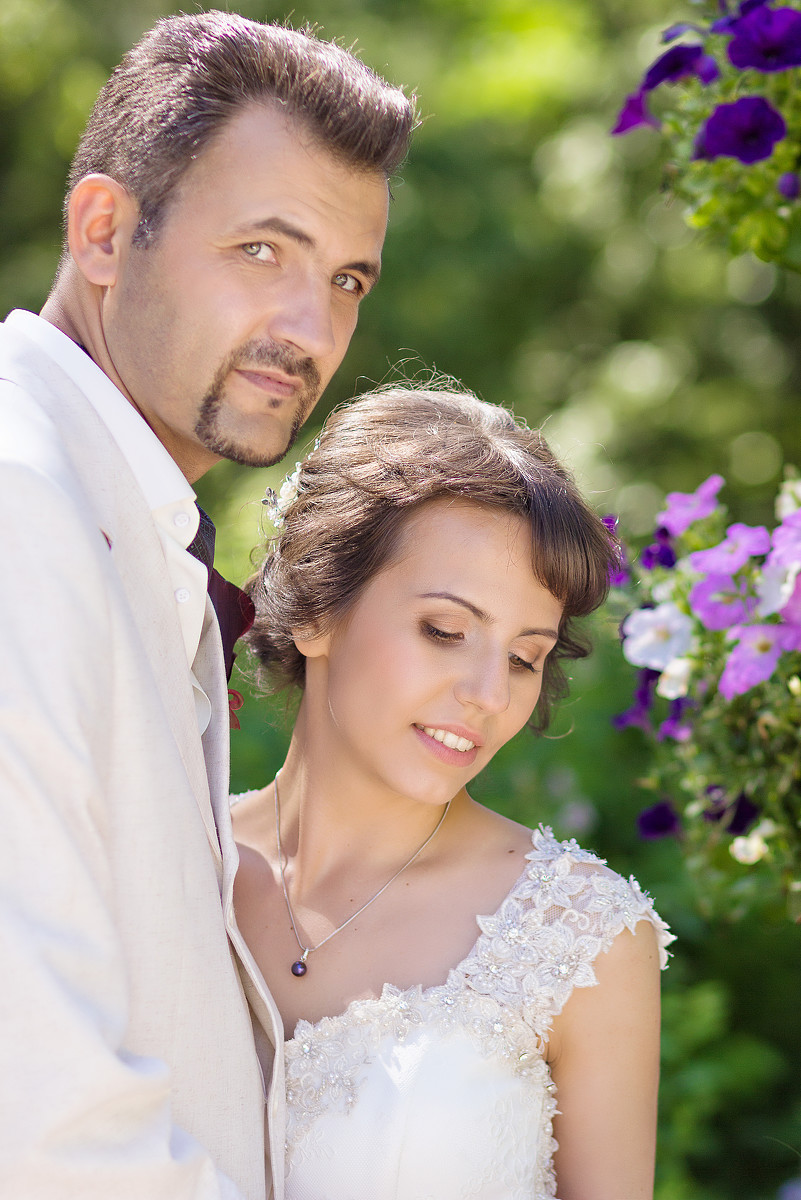 Портрет жениха и невесты на природе