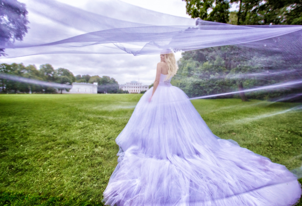 Портрет невесты, пышное платье. ветер, фата