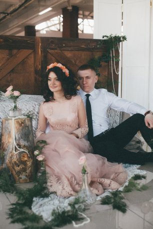 Розовое свадебное платье