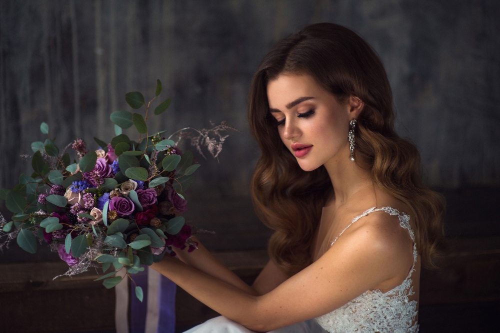 Портрет невесты с букетом, прическа на длинные волосы - голивудская волна 