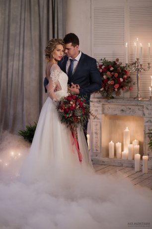 Бордовая свадьба. Жених и невеста в студии