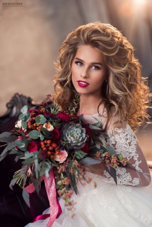 Фотосессия невесты с бордовыми акцентами