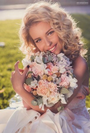Невеста с нежным свадебным букетом