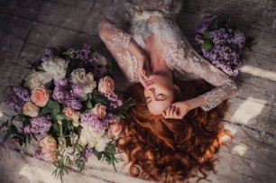 Утренний портрет невесты в сирени