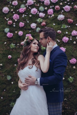 Фон для фотосессии украшенный цветами