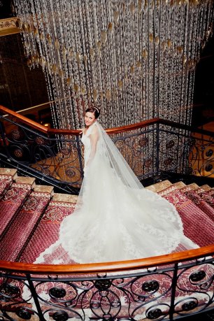 Платье невесты с длинным шлейфом