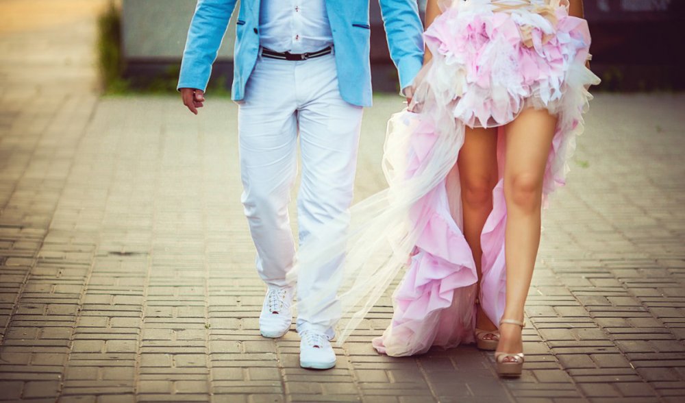 Невеста в розовом платье с женихом