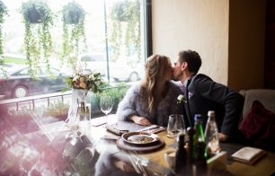 Свадебная фотосессия в городе, обед в ресторане вдвоем