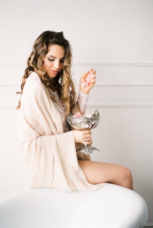 Ванна с лепестками роз