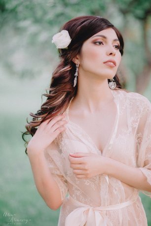 Цветок в волосах невесты