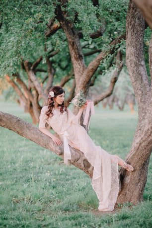 Утро невесты в лесу