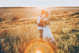Чудесное свадебное фото жениха и невесты на закате