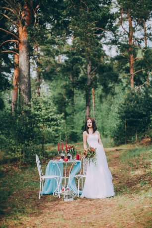 Фотозона для молодоженов в лесу