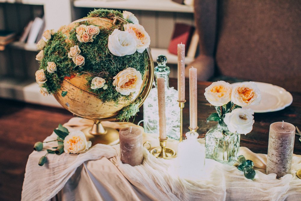 Глобус, свечи и цветы в оформлении свадебного стола