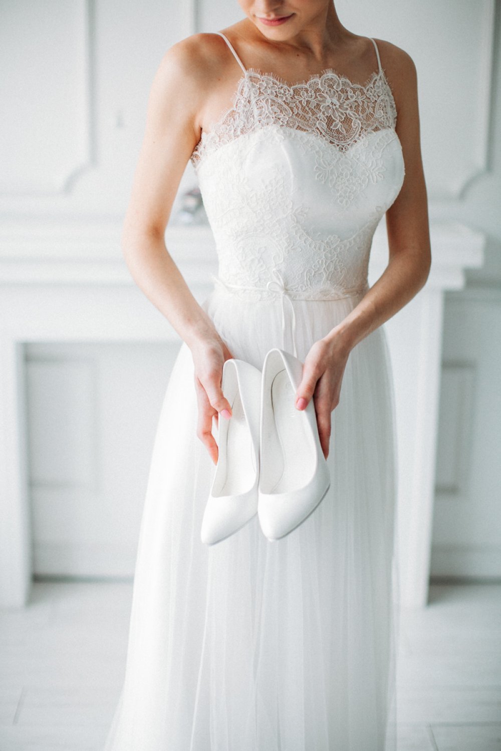 Кружевное платье невесты на тонких брительках
