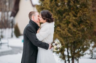 Свадебная прогулка. Поцелуй жениха и невесты